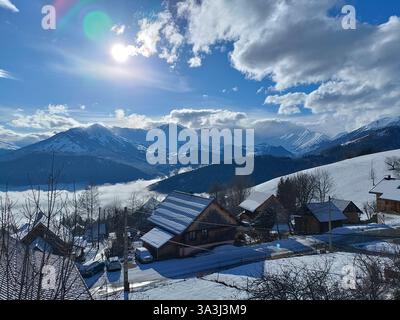 Frankreich Savoie Maurienne Jarrier : mer de nuages soleil ciel bleu dans la vallée de la Maurienne Stockfoto