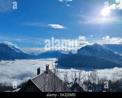 Frankreich Savoie Maurienne Jarrier : mer de nuages soleil ciel bleu dans la vallée de la Maurienne Stockfoto