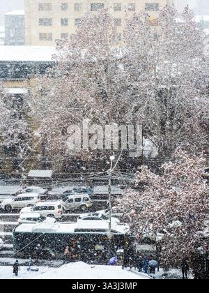 Blick auf Autos und Busse im Schnee auf der Maschtots Avenue am Wintertag in Jerewan Stadt, Armenien Stockfoto