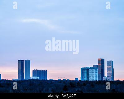 Moderne Wolkenkratzer über dem Stadtpark in der Morgendämmerung in Moskau Stockfoto