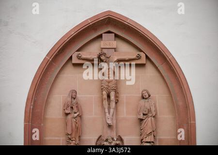 Frankfurt am Main, Deutschland. März 2025. Eine Jesusskulptur am Eingang der Liebfrauenkirche. Stockfoto