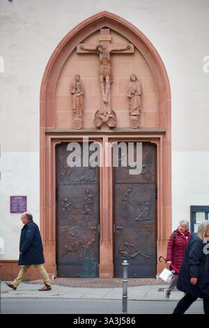 Frankfurt am Main, Deutschland. März 2025. Eine Jesusskulptur am Eingang der Liebfrauenkirche. Stockfoto