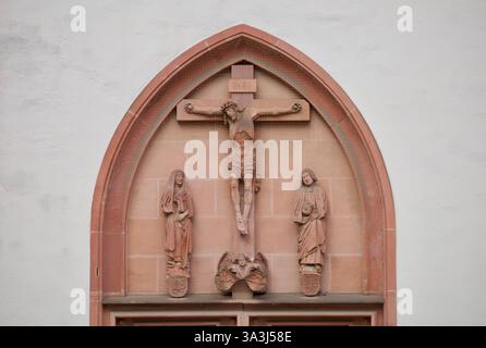 Frankfurt am Main, Deutschland. März 2025. Eine Jesusskulptur am Eingang der Liebfrauenkirche. Stockfoto