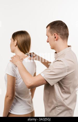 Bewegungsbeurteilung oder Gelenkmobilisation. Muskelfreisetzung. Der orthopädische Traumatologe untersucht Kopf und Hals des Patienten und überprüft die Bewegungsfreiheit Stockfoto
