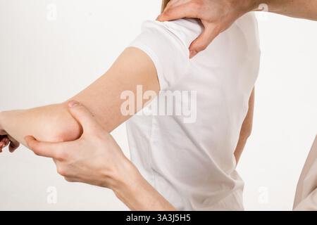 Bewegungsbeurteilung oder Schultergelenkmobilisation. Muskelfreisetzung. Orthopädischer Traumatologe untersucht Schultergelenk des Patienten und prüft Mobilität o Stockfoto