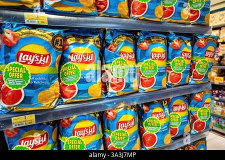 16. Januar 2025, Abu Dhabi, Vereinigte Arabische Emirate: Viele Taschen mit Lay Chips mit Ketchup-Geschmack und Sonderaufkleber auf einem Regal in einem Supermarkt Stockfoto