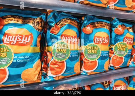 16. Januar 2025, Abu Dhabi, Vereinigte Arabische Emirate: Viele Taschen mit Lay Chips mit Ketchup-Geschmack und Sonderaufkleber auf einem Regal in einem Supermarkt Stockfoto