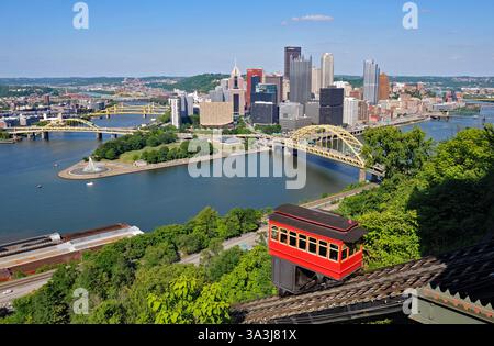 Die historische Duquesne Incline führt den Mount Washington hinauf und bietet einen malerischen Blick auf die Skyline von Pittsburgh und den Point State Park. Stockfoto