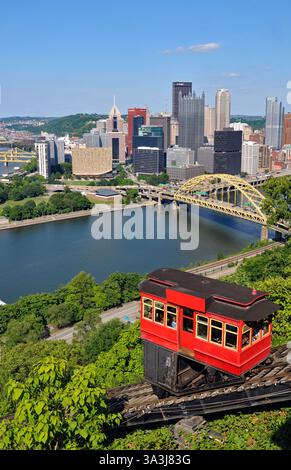 Die historische Duquesne Incline führt den Mount Washington hinauf und bietet einen malerischen Blick auf die Skyline von Pittsburgh und den Point State Park. Stockfoto