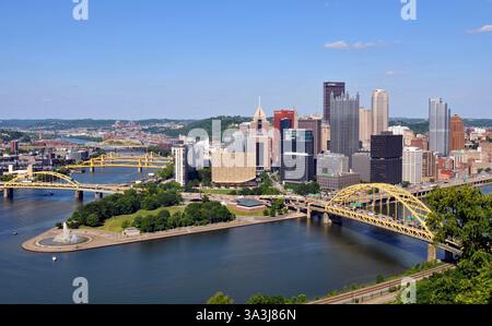 Blick auf die Innenstadt von Pittsburgh und den Point State Park vom Mount Washington, gegenüber dem Zusammenfluss von Allegheny, Monongahela und Ohio River. Stockfoto