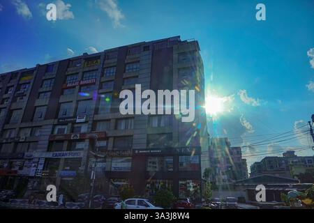 Kalkutta, Westbengalen, Indien - 20.. Juli 2019 : Kalkutta Stadtbild, moderne Architektur von Gebäuden, Sonnenstrahlen, die durch Wolken platzen, blauer Himmel. Stockfoto