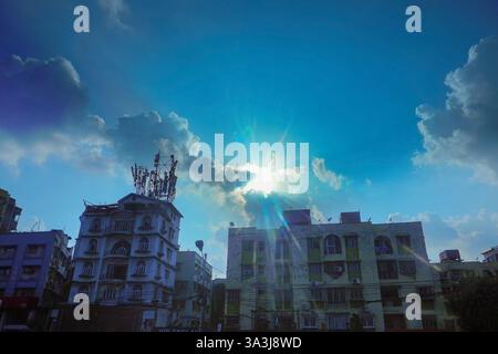 Kalkutta, Westbengalen, Indien - 20.. Juli 2019 : Kalkutta Stadtbild, moderne Architektur von Gebäuden, Sonnenstrahlen, die durch Wolken platzen, blauer Himmel. Stockfoto