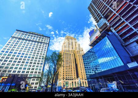 Fassade des New Yorker Hotels an der 8th Avenue und 34th Street in Manhattan vor blauem Himmel mit weißen Wolken. New York. USA. Stockfoto