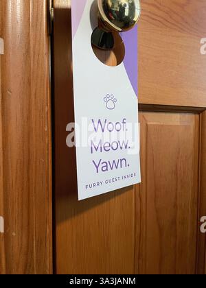 Humorvolles Door Hanging in einem haustierfreundlichen Zimmer, 2024, USA Stockfoto