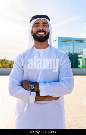 Traditioneller arabischer Mann, der im Freien emirat Kandura trägt - hübsches männliches Geschäftsmann-Porträt aus dem Nahen Osten in der Stadt Stockfoto