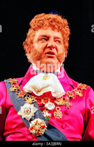 Simon Russell Beale (George, Prince of Wales) in BATTLE ROYAL von Nick Stafford im Lyttelton Theatre, National Theatre (NT), London SE1 09/12/1999 Musik: Paddy Cunneen Design: Rob Howell Beleuchtung: Mark Henderson Bewegung: Jane Gibson Regie: Howard Davies Stockfoto