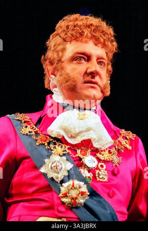 Simon Russell Beale (George, Prince of Wales) in BATTLE ROYAL von Nick Stafford im Lyttelton Theatre, National Theatre (NT), London SE1 09/12/1999 Musik: Paddy Cunneen Design: Rob Howell Beleuchtung: Mark Henderson Bewegung: Jane Gibson Regie: Howard Davies Stockfoto