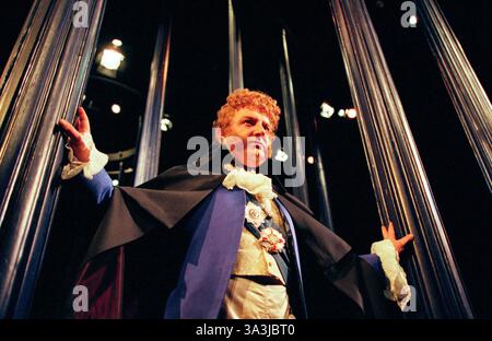 Simon Russell Beale (George, Prince of Wales) in BATTLE ROYAL von Nick Stafford im Lyttelton Theatre, National Theatre (NT), London SE1 09/12/1999 Musik: Paddy Cunneen Design: Rob Howell Beleuchtung: Mark Henderson Bewegung: Jane Gibson Regie: Howard Davies Stockfoto