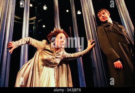 Zoe Wanamaker (Prinzessin Caroline von Brunswick), Brendan Coyle (Colonel McMahon) in BATTLE ROYAL von Nick Stafford im Lyttelton Theatre, National Theatre (NT), London SE1 09/12/1999 Musik: Paddy Cunneen Design: Rob Howell Beleuchtung: Mark Henderson Bewegung: Jane Gibson Regie: Howard Davies Stockfoto