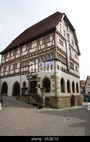 Eppingen, Deutschland, 20. Juni: Historisches Gebäude aus dem Jahr 1495. Charakteristisch für die gesamte Altstadt. 1564/1565 temporäre Quartiere der Universität Stockfoto