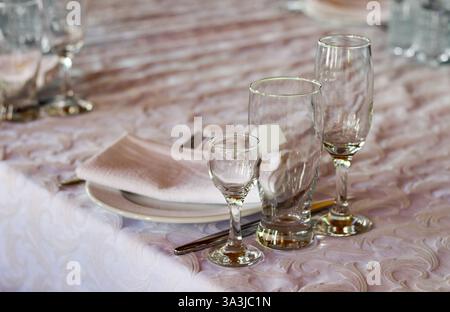 Tisch für Speisen und Getränke im Bankettsaal Stockfoto