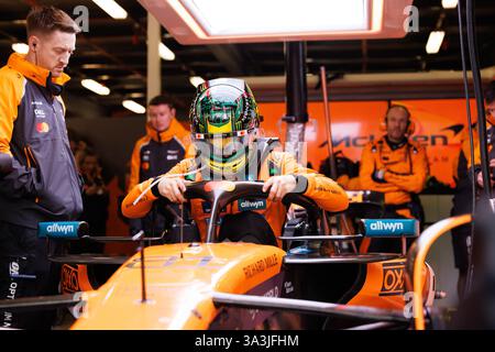 Melbourne, Australien. März 2025. Oscar Piastri aus Australien und das McLaren Formel-1-Team steigen auf dem Albert Park Grand Prix in sein Auto vor dem Formel-1-Rennen von Australien ein. Quelle: SOPA Images Limited/Alamy Live News Stockfoto