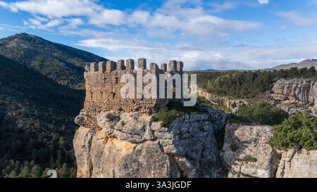 Spektakuläre Drohnenansicht auf das Schloss Benizar, das auf einem Felsen im Dorf La Tercia, Moratalla, Region Murcia, Spanien thront. Stockfoto