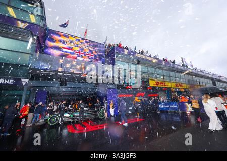 Melbourne, Australien. März 2025. Nach dem F1 Grand Prix von Australien auf dem Albert Park Grand Prix Circuit fällt heftiger Regen in die Boxengasse. Quelle: SOPA Images Limited/Alamy Live News Stockfoto
