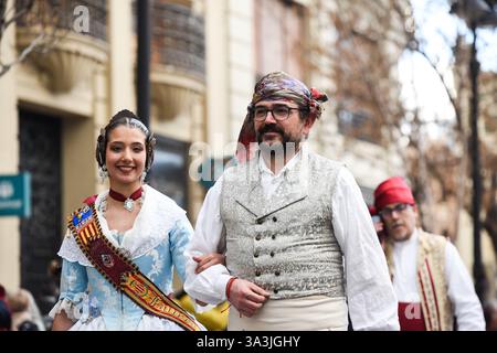 Valencia, Spanien - 16. März 2025. Die Falleras und Kinder aller Viertel (Comisiones) laufen während der Parade über die Straßen in Richtung Plaza del Ayuntamiento, wo sie die Preise der Las Fallas Infantiles aussuchen. Sie laufen in traditioneller Tracht. Quelle: Roberto Arosio/ Alamy Live News Stockfoto