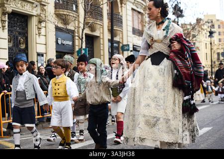 Valencia, Spanien - 16. März 2025. Die Falleras und Kinder aller Viertel (Comisiones) laufen während der Parade über die Straßen in Richtung Plaza del Ayuntamiento, wo sie die Preise der Las Fallas Infantiles aussuchen. Sie laufen in traditioneller Tracht. Quelle: Roberto Arosio/ Alamy Live News Stockfoto