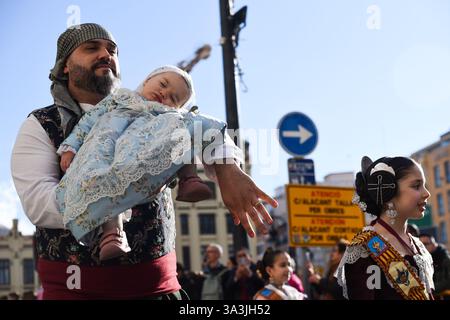 Valencia, Spanien - 16. März 2025. Die Falleras und Kinder aller Viertel (Comisiones) laufen während der Parade über die Straßen in Richtung Plaza del Ayuntamiento, wo sie die Preise der Las Fallas Infantiles aussuchen. Sie laufen in traditioneller Tracht. Quelle: Roberto Arosio/ Alamy Live News Stockfoto