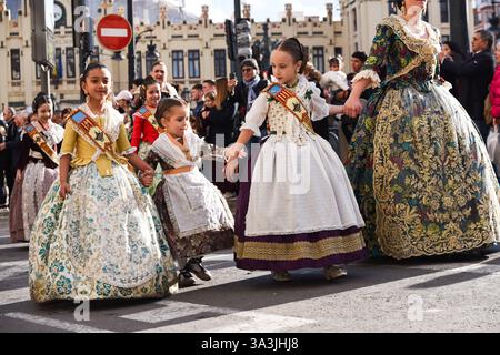Valencia, Spanien - 16. März 2025. Die Falleras und Kinder aller Viertel (Comisiones) laufen während der Parade über die Straßen in Richtung Plaza del Ayuntamiento, wo sie die Preise der Las Fallas Infantiles aussuchen. Sie laufen in traditioneller Tracht. Quelle: Roberto Arosio/ Alamy Live News Stockfoto