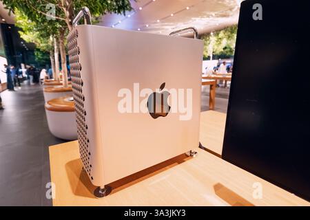 17. Januar 2025, Abu Dhabi, VAE: Moderner Apple Desktop-Computer Mac Pro mit schlankem Design und fortschrittlichen Funktionen Stockfoto