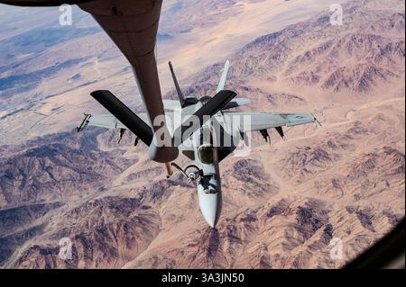 Rotes Meer, Internationale Gewässer. März 2025. Ein F/A-18 Super Hornet Kampfflugzeug der US Navy, das der Harry S. Truman Carrier Strike Group zugeteilt wurde, betankt ein KC-135R Stratotanker während der Operation Prosperity Guardian am 3. März 2025 über der Region des Roten Meeres. Gutschrift: SSgt. Jackson Manske/U. S Air Force Photo/Alamy Live News Stockfoto