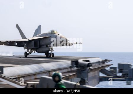 USS Harry S. Truman, International Waters. 13. März 2025. Ein F/A-18E Super Hornet Kampfflugzeug der US Navy, das an den Sunliner der Strike Fighter Squadron 81 befestigt ist, startet vom Flugdeck des Flugzeugträgers USS Harry S. Truman, der am 13. März 2025 im Roten Meer operiert. Kredit: MC2 Logan McGuire/U. S Navy Photo/Alamy Live News Stockfoto
