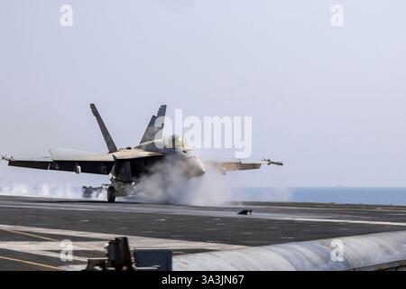 USS Harry S. Truman, International Waters. 13. März 2025. Ein F/A-18E Super Hornet Jagdflugzeug der US Navy, das an den Sunliner der Strike Fighter Squadron 81 befestigt ist, startet am 13. März 2025 vom Deck des Flugzeugträgers USS Harry S. Truman, der im Roten Meer eingesetzt wird. Kredit: MC2 Logan McGuire/U. S Navy Photo/Alamy Live News Stockfoto