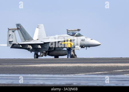 USS Harry S. Truman, International Waters. 13. März 2025. Ein Flugzeugführer der US Navy signalisiert ein F/A-18E Super Hornet Kampfflugzeug, das an der Knighthawks of Strike Fighter Squadron 136 befestigt ist und am 13. März 2025 vom Deck des Flugzeugträgers USS Harry S. Truman im Roten Meer startet. Kredit: MC2 Logan McGuire/U. S Navy Photo/Alamy Live News Stockfoto
