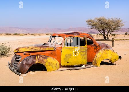 SOLITÄR - 3. AUGUST 2024: Bunter VW-Käfer-Wrack Stockfoto
