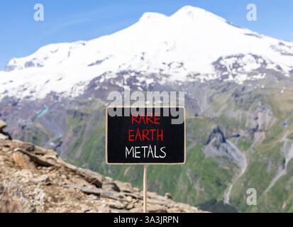 Symbol für Seltenerdmetalle. Konzeptworte seltene Metalle auf wunderschöner Tafel. Wunderschöner Berg Elbrus Hintergrund. Gewerbe- und Seltenerdmetall Stockfoto