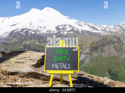 Symbol für Seltenerdmetalle. Konzeptworte seltene Metalle auf wunderschöner Tafel. Wunderschöner Berg Elbrus Hintergrund. Gewerbe- und Seltenerdmetall Stockfoto