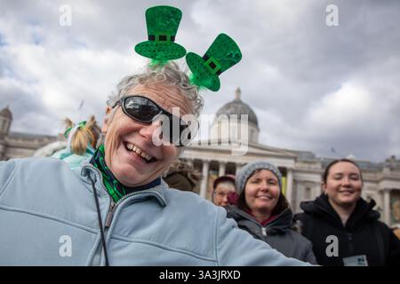 London, England, Großbritannien. März 2025. Am Trafalgar Square versammelten sich Menschenmassen zum jährlichen St. Patrick’s Day Festival in London, um Irlands Schutzpatron und die Beiträge der irischen Gemeinde für die Stadt zu feiern. Quelle: Kiki Streitberger/Alamy Live News Stockfoto