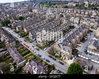 Panoramablick auf exklusive vierstöckige viktorianische Stadthäuser in einer exklusiven Gegend von Harrogate in North Yorkshire, Großbritannien genannt Cold Bath Road Stockfoto