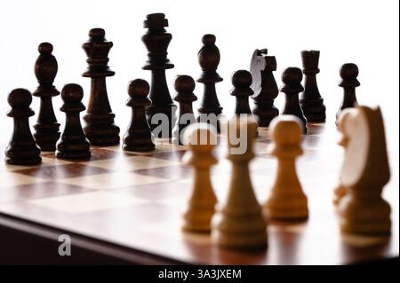 Schachspiel mit Holzstücken, die zum Spielen bereit sind Stockfoto