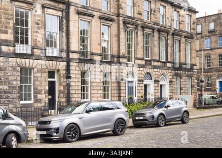 Edinburgh, Großbritannien - 29. Mai 2024. Range Rovers parkten vor georgianischen Stadthäusern in New Town, Edinburgh, Schottland Stockfoto