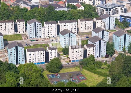 Edinburgh, Großbritannien - 31. Mai 2024. Blick auf die hohen Wohnhäuser in Edinburghs Dumbiedykes-Gegend, umgeben von Grün. Stockfoto
