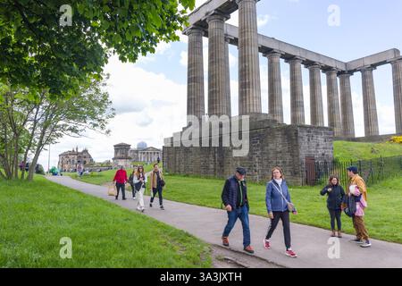 Edinburgh, Großbritannien - 30. Mai 2024. Besucher spazieren auf dem Calton Hill neben dem National Monument of Scotland, einem historischen neoklassizistischen Wahrzeichen. Edinburgh, Schotten Stockfoto