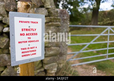 Yorkshire Dales, Großbritannien - 14. September 2024. Ein Schild auf dem öffentlichen Fußweg in Großbritannien, auf dem kein Zugang zu Kraftfahrzeugen, keine registrierte grüne Spur angegeben ist. Stockfoto