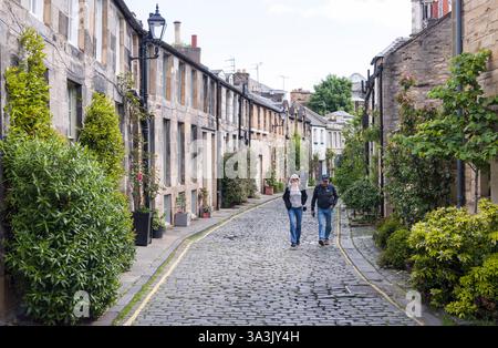 Edinburgh, Großbritannien - 29. Mai 2024. Ein paar Schritte die Circus Lane hinunter, eine malerische alte Kopfsteinpflasterstraße in New Town, Edinburgh, Schottland, Großbritannien Stockfoto