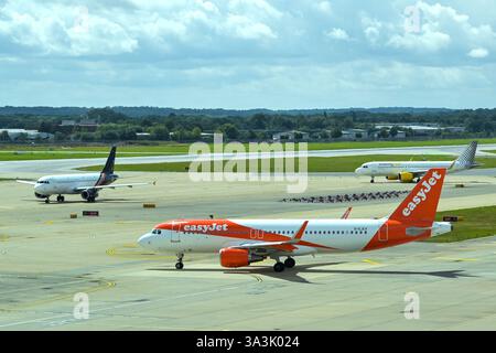 London, England, Großbritannien - 1. August 2023: Der easyJet Airbus A320 und andere Urlaubsjets reihten am South Terminal des Flughafens London Gatwick an Stockfoto