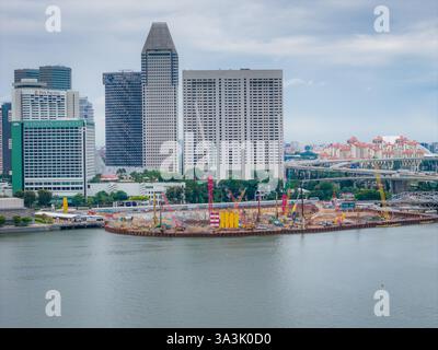 03 16 2025 - Singapur. Riesiger NS Square Bau in Marina Bay, Singapur anstelle des Floats in Marina Bay. Die Drohnenansicht der Rekonstruktion aus der Luft Stockfoto